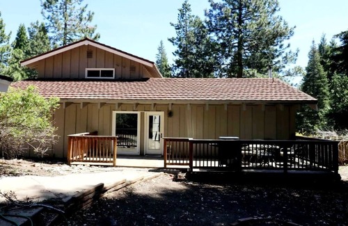 Lake Almanor Country Club House | Modern LACC house w/WiFi ~ big enough for the whole family!