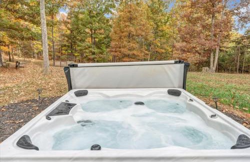 Huddleston House | Modern Lake Acess Retreat, Hot Tub, Pet Friendly!
