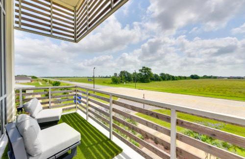 Lake Charles Apartment | Modern Lake Charles Condo with Balcony 7 Mi to Dtwn