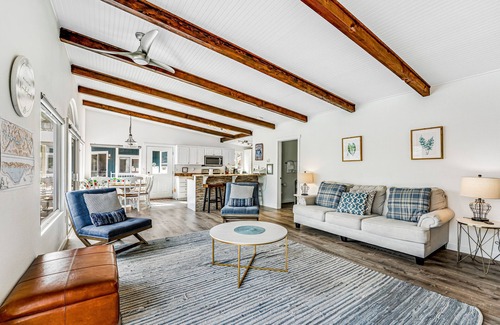 Chelan House | Modern Lake Chelan cottage & bunk house with dock & hot tub