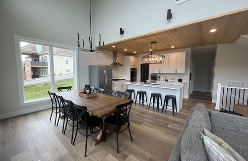 Hidden Springs House | Modern Lake Cottage - Amazing Views - 6 Bed/6 Bath - Boat Launch