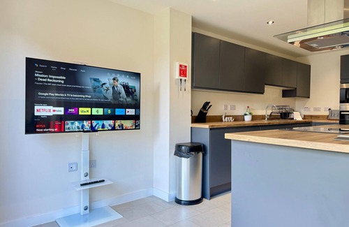 Doncaster House | Modern Lake Front Home | Free Parking | Sleeps 8