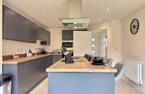 Doncaster House | Modern Lake Front Home | Free Parking | Sleeps 8