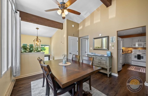 Lake Geneva Condo | Modern Lake Geneva Condo with Views
