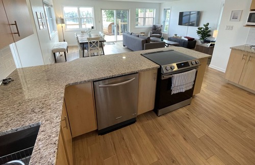 Sudbury Cottage | Modern lake house 20 minutes from the city.