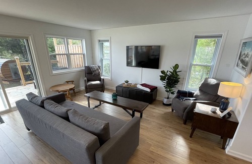 Sudbury Cottage | Modern lake house 20 minutes from the city.