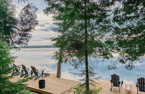 Lanark Highlands House | Modern Lake House on White Lake