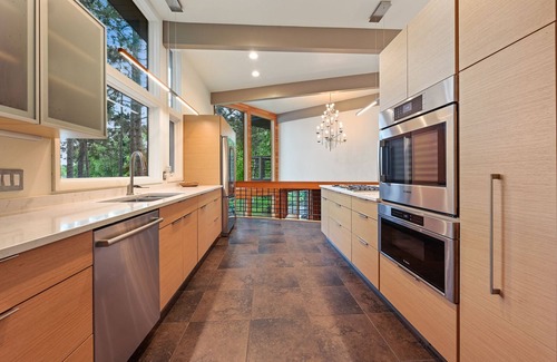 Stevens Point House | Modern Lake House w/Hot Tub, Game Room & Relaxing Views
