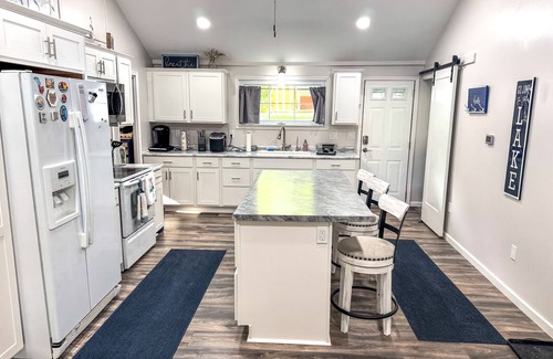 Reading House | Modern lake house with sandy beach! Perfect for families/couples!