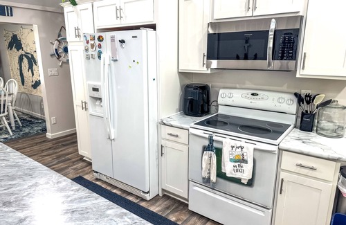 Reading House | Modern lake house with sandy beach! Perfect for families/couples!