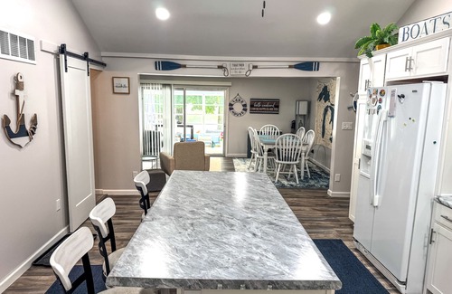 Reading House | Modern lake house with sandy beach! Perfect for families/couples!