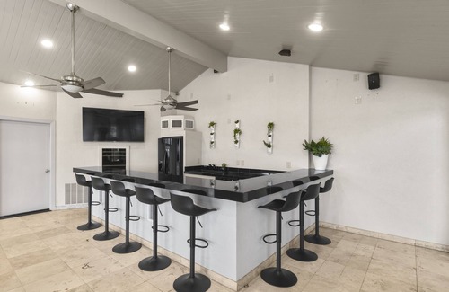 Leisure Land House | Modern Lake Mansion - CasaPalmaTX