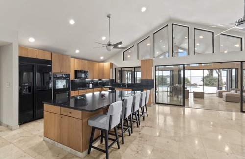 Leisure Land House | Modern Lake Mansion - CasaPalmaTX