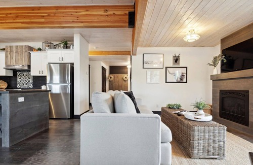 Gravenhurst Cottage | Modern Lakefront Cottage Minutes from Gravenhurst and Muskoka Bay Club