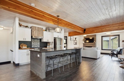 Gravenhurst Cottage | Modern Lakefront Cottage Minutes from Gravenhurst and Muskoka Bay Club