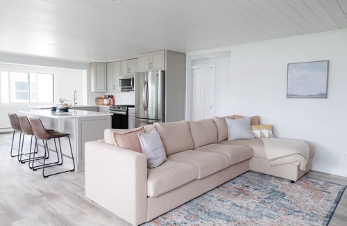 Shelbyville Cottage | Modern Lakefront Gun Lake Cottage Near Bay Pointe Inn
