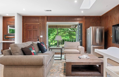Gainesville House | Modern & Lakefront Haven in Gainesville ~Luxury Queen Bed Studio
