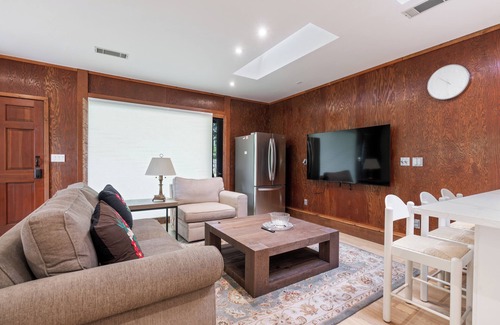 Gainesville House | Modern & Lakefront Haven in Gainesville ~Luxury Queen Bed Studio
