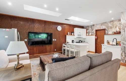 Gainesville House | Modern & Lakefront Haven in Gainesville ~Luxury Queen Bed Studio