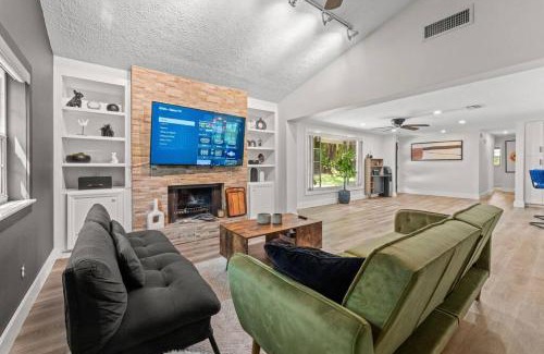 Lutz Villa | Modern Lakefront Pool Home