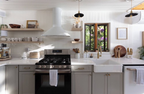 Roscoe House | Modern Lakefront retreat, escape to comfort & elegance in a picturesque setting