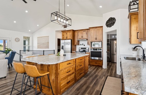 St. Charles Cabin | Modern Lakehouse l Slps 34 l Courts + Chefs Kitchen l Bear Lake Haven