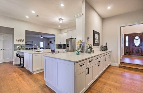 Granger House | Modern Lakehouse w/Stunning Views & Hot Tub!