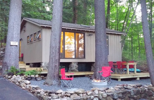 Bolton Landing Cabin | Modern Lakeside Cabin - 2 Kayaks, 2 SUPS, perfect lake stay