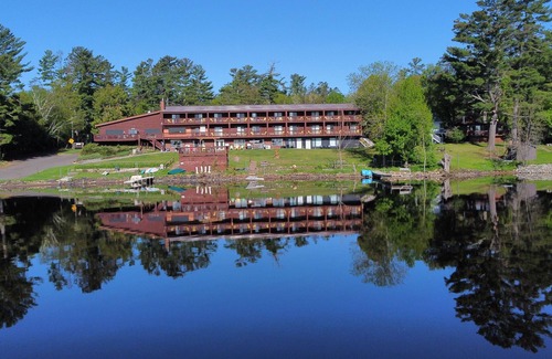 Solon Springs Apartment | Modern Lakeside Condo: Scenic Views & Abundant Amenities Await