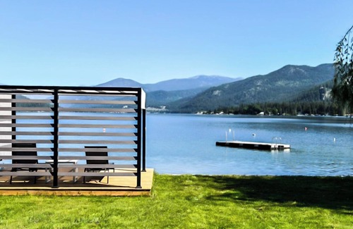 Christina Lake House | Modern Lakeside Cabin on a Sandy Beach