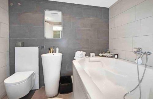 Altendorf Apartment | modern lakeside flat with pool access - 80m2