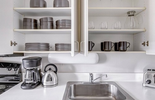 Lake View East Apartment | Modern Lakeview 1BR w/Gym, Pool, 1 block to Lincoln Park, by Blueground
