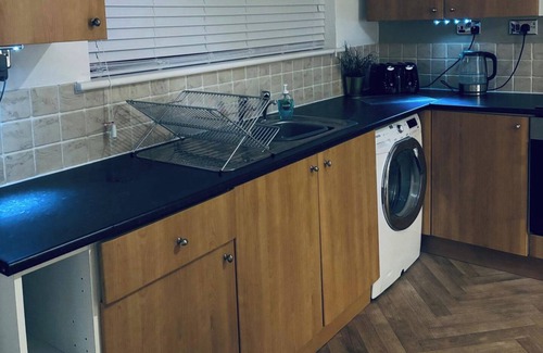 Skelmersdale House | Modern Lancashire stay with private Hot-tub