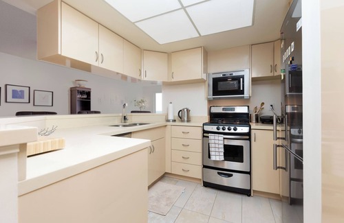 Bay Cloverhill Condo | Modern large 1,170 sq.ft two-bedroom and two-bathroom condo on Bay
