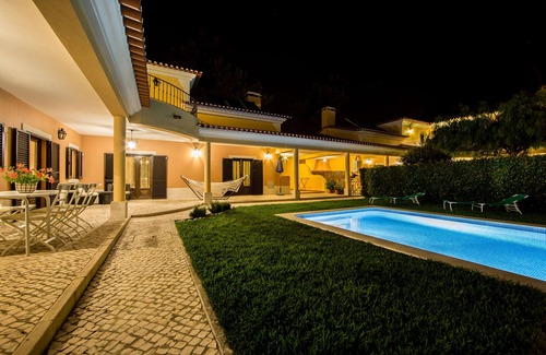 Sao Simao Villa | Modern, large and beautiful villa with pool/garden in Azeitão south of Lisbon.