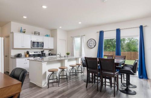 Edgecliff Village House | Modern Large Home with large yard near TCU & Stockyard
