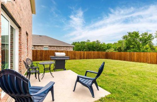 Edgecliff Village House | Modern Large Home with large yard near TCU & Stockyard