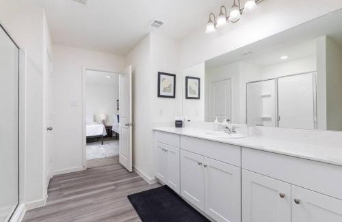 Edgecliff Village House | Modern Large Home with large yard near TCU & Stockyard