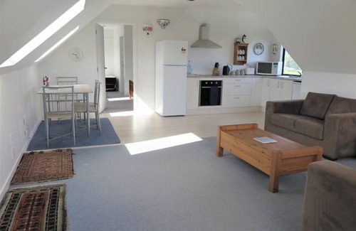 Tawharanui Cottage | Modern, light, convenient, fully fitted space with sea views and spacious garden