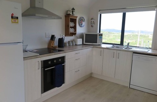 Tawharanui Cottage | Modern, light, convenient, fully fitted space with sea views and spacious garden