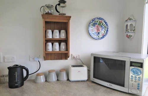 Tawharanui Cottage | Modern, light, convenient, fully fitted space with sea views and spacious garden