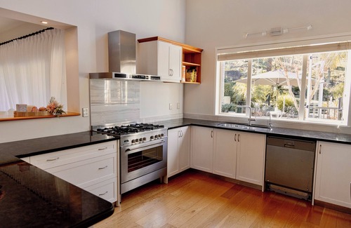 Greenhithe Villa | Modern Lifestyle Retreat With Stunning City View