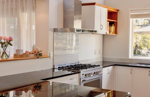 Greenhithe Villa | Modern Lifestyle Retreat With Stunning City View