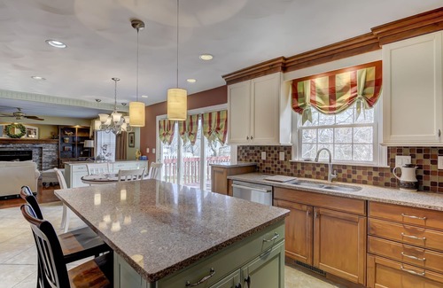 Springfield House | Modern Like New LUXURY 3,200 SQ FT Home In An Awesome Location! Sleeps 12!