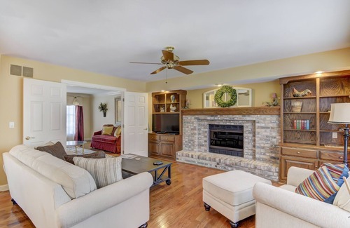 Springfield House | Modern Like New LUXURY 3,200 SQ FT Home In An Awesome Location! Sleeps 12!