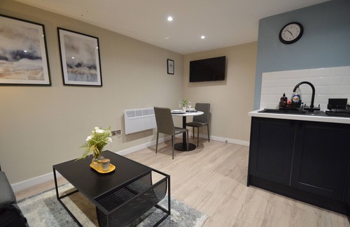 Everton Apartment | Modern Liverpool City-Center Flat with Parking