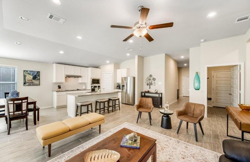 Highland Lake Estates House | Modern Living in Lago Vista