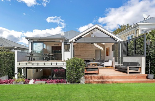 Grey Lynn House | Modern Living with Spa and Courtyard