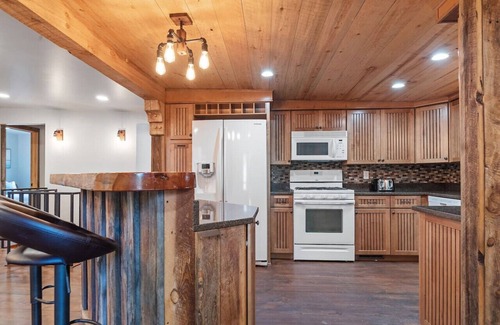 Custer House | Modern Lodge: Hottub + Huge Space + Views + Sauna