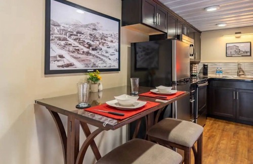 Eureka Apartment | Modern Loft @ historic Colonnade Hotel
